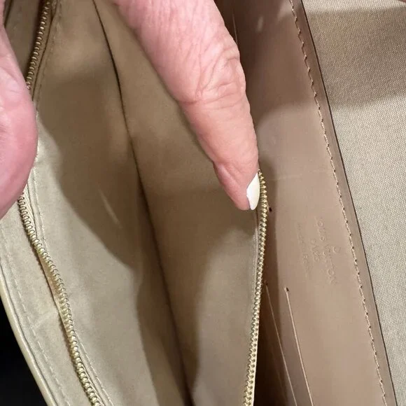 Louis Vuitton Vernis Anna Chain Clutch / Crossbody Bag (removable strap)– Beige - Picture 8 of 13